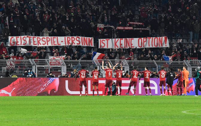 Fussball, Bundesliga, Deutschland, Herren, Saison 2021 2022, 14. Spieltag, Signal Iduna Park Dortmund: Bor. Dortmund, BVB (gelb) - FC Bayern München, FCB (rot) 2:3; Bayern Spieler feiern mit ihren Fans und einem Transparent gegen Geisterspiele. DFB DFL REGULATIONS PROHIBIT ANY USE OF PHOTOGRAPHS AS IMAGE SEQUENCES AND OR QUASI-VIDEO