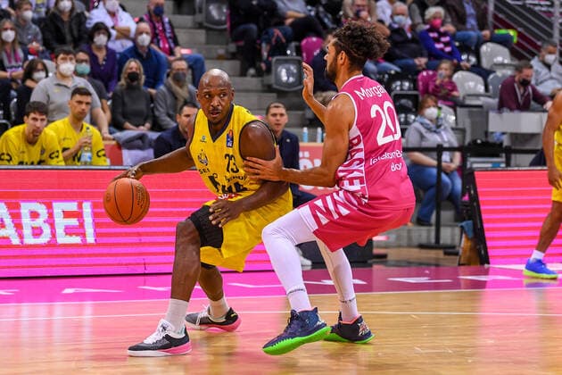 easyCredit BBL, Telekom Baskets Bonn vs. EWE Baskets Oldenburg, 04.12.2021 Rickey Paulding (EWE Baskets Oldenburg, 23), Jeremy Morgan (Telekom Baskets Bonn, 20), easyCredit BBL, Telekom Baskets Bonn vs. EWE Baskets Oldenburg am 04.12.2021 im Telekom Dome Bonn, Bonn (Nordrhein-Westfalen) Copyright: xBEAUTIFULxSPORTS Mueller-Laschetx