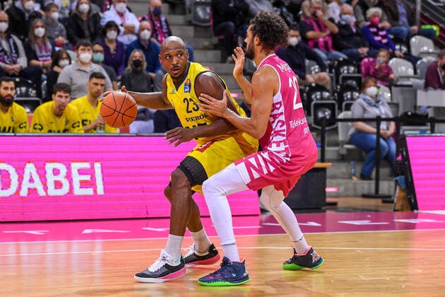 easyCredit BBL, Telekom Baskets Bonn vs. EWE Baskets Oldenburg, 04.12.2021 Rickey Paulding (EWE Baskets Oldenburg, 23), Jeremy Morgan (Telekom Baskets Bonn, 20), easyCredit BBL, Telekom Baskets Bonn vs. EWE Baskets Oldenburg am 04.12.2021 im Telekom Dome Bonn, Bonn (Nordrhein-Westfalen) Copyright: xBEAUTIFULxSPORTS Mueller-Laschetx