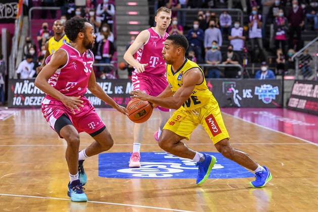 easyCredit BBL, Telekom Baskets Bonn vs. EWE Baskets Oldenburg, 04.12.2021 Phil Pressey (EWE Baskets Oldenburg, 11), Parker Jackson-Cartwright (Telekom Baskets Bonn, 33), easyCredit BBL, Telekom Baskets Bonn vs. EWE Baskets Oldenburg am 04.12.2021 im Telekom Dome Bonn, Bonn (Nordrhein-Westfalen) Copyright: xBEAUTIFULxSPORTS Mueller-Laschetx