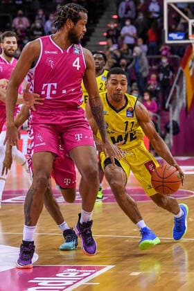 easyCredit BBL, Telekom Baskets Bonn vs. EWE Baskets Oldenburg, 04.12.2021 Phil Pressey (EWE Baskets Oldenburg, 11), Justin Gorham (Telekom Baskets Bonn, 4), easyCredit BBL, Telekom Baskets Bonn vs. EWE Baskets Oldenburg am 04.12.2021 im Telekom Dome Bonn, Bonn (Nordrhein-Westfalen) Copyright: xBEAUTIFULxSPORTS Mueller-Laschetx