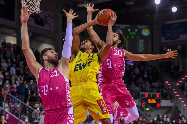 Sport Themen der Woche KW48 easyCredit BBL, Telekom Baskets Bonn vs. EWE Baskets Oldenburg, 04.12.2021 TJ Holyfield (EWE Baskets Oldenburg, 22), Leon Kratzer (Telekom Baskets Bonn, 21), Jeremy Morgan (Telekom Baskets Bonn, 20), easyCredit BBL, Telekom Baskets Bonn vs. EWE Baskets Oldenburg am 04.12.2021 im Telekom Dome Bonn, Bonn (Nordrhein-Westfalen) *** easyCredit BBL, Telekom Baskets Bonn vs EWE Baskets Oldenburg, 04 12 2021 TJ Holyfield EWE Baskets Oldenburg, 22 , Leon Kratzer Telekom Baskets Bonn, 21 , Jeremy Morgan Telekom Baskets Bonn, 20 , easyCredit BBL, Telekom Baskets Bonn vs EWE Baskets Oldenburg on 04 12 2021 at Telekom Dome Bonn, Bonn Nordrhein Westfalen Copyright: xBEAUTIFULxSPORTS Mueller-Laschetx