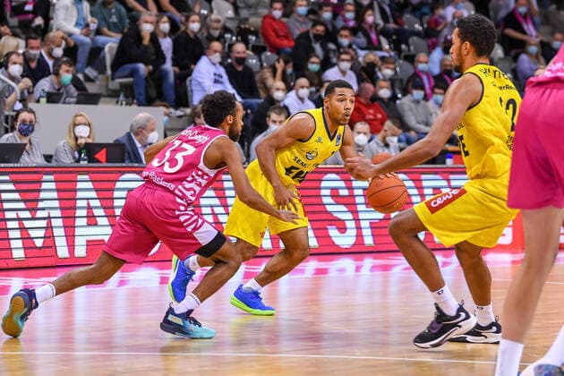 easyCredit BBL, Telekom Baskets Bonn vs. EWE Baskets Oldenburg, 04.12.2021 Phil Pressey (EWE Baskets Oldenburg, 11), Parker Jackson-Cartwright (Telekom Baskets Bonn, 33), easyCredit BBL, Telekom Baskets Bonn vs. EWE Baskets Oldenburg am 04.12.2021 im Telekom Dome Bonn, Bonn (Nordrhein-Westfalen) Copyright: xBEAUTIFULxSPORTS Mueller-Laschetx
