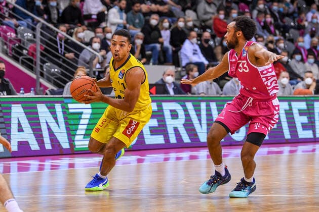 easyCredit BBL, Telekom Baskets Bonn vs. EWE Baskets Oldenburg, 04.12.2021 Phil Pressey (EWE Baskets Oldenburg, 11), Parker Jackson-Cartwright (Telekom Baskets Bonn, 33), easyCredit BBL, Telekom Baskets Bonn vs. EWE Baskets Oldenburg am 04.12.2021 im Telekom Dome Bonn, Bonn (Nordrhein-Westfalen) Copyright: xBEAUTIFULxSPORTS Mueller-Laschetx