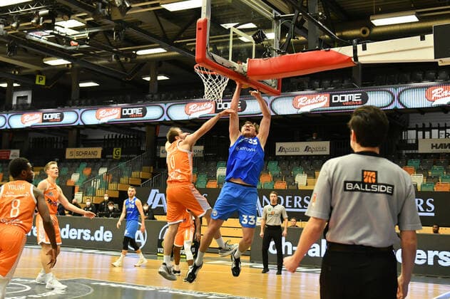 Tom Alte (PS Karlsruhe Lions 33) setzt sich gegen Kevin Smit (Rasta Vechta 10) durch Basketball, BARMER 2. Basketball Bundesliga, Saison 2010 22, RASTA Vechta - PS Karlsruhe Lions, 4.12.2021, 12. Spieltag, Rasta Dome Vechta Copyright: xWenzel Eibner-Pressefotox RVA