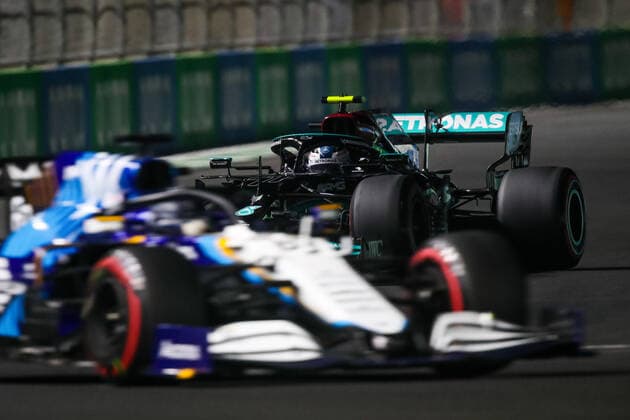 77 BOTTAS Valtteri (fin), Mercedes AMG F1 GP W12 E Performance, 63 RUSSELL George (gbr), Williams Racing F1 FW43B, action during the Formula 1 stc Saudi Arabian Grand Prix 2021, 21th round of the 2021 FIA Formula One World Championship, WM, Weltmeisterschaft from December 3 to 5, 2021 on the Jeddah Corniche Circuit, in Jeddah, Saudi Arabia - F1 - SAUDI ARABIAN GRAND PRIX 2021 DPPI Panoramic 20211204_GOODEN_FG0O2513