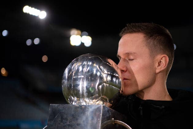 Sport Themen der Woche KW48 Sport Bilder des Tages 211204 Malmö FFs Niklas Moisander poserar för porträtt med Lennart Johanssons pokal efter att Malmö FF blivit Svenska Mästare 2021 efter fotbollsmatchen i Allsvenskan mellan Malmö FF och Halmstad den 4 december 2021 i Malmö. *** 211204 Malmö FFs Niklas Moisander poses for a portrait with Lennart Johanssons trophy after Malmö FF became Swedish Champion 2021 after the football match in the Allsvenskan between Malmö FF and Halmstad on 4 December 2021 in Malmö,  Copyright: PETTERxARVIDSON BB211204PA286