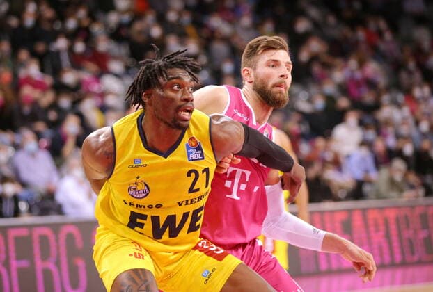 Leon Kratzer Telekom Baskets Bonn vs. Tai Odiase EWE Baskets Oldenburg easyCredit BBL 1. Bundesliga , Saison 2021 2022 , Hauptrunde 9. Spieltag