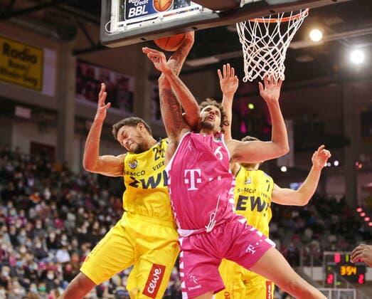Michael Kessens Telekom Baskets Bonn vs. EWE Baskets Oldenburg easyCredit BBL 1. Bundesliga , Saison 2021 2022 , Hauptrunde 9. Spieltag