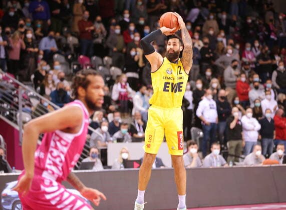 Telekom Baskets Bonn vs. Martin Breunig EWE Baskets Oldenburg easyCredit BBL 1. Bundesliga , Saison 2021 2022 , Hauptrunde 9. Spieltag