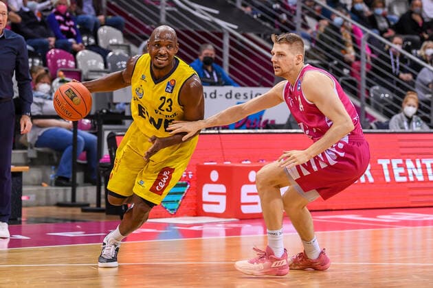 easyCredit BBL, Telekom Baskets Bonn vs. EWE Baskets Oldenburg, 04.12.2021 Rickey Paulding (EWE Baskets Oldenburg, 23), Tim Hasbargen (Telekom Baskets Bonn, 24), easyCredit BBL, Telekom Baskets Bonn vs. EWE Baskets Oldenburg am 04.12.2021 im Telekom Dome Bonn, Bonn (Nordrhein-Westfalen) Copyright: xBEAUTIFULxSPORTS Mueller-Laschetx