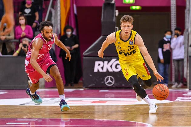 easyCredit BBL, Telekom Baskets Bonn vs. EWE Baskets Oldenburg, 04.12.2021 Bennet Hundt (EWE Baskets Oldenburg, 33), Parker Jackson-Cartwright (Telekom Baskets Bonn, 33), easyCredit BBL, Telekom Baskets Bonn vs. EWE Baskets Oldenburg am 04.12.2021 im Telekom Dome Bonn, Bonn (Nordrhein-Westfalen) Copyright: xBEAUTIFULxSPORTS Mueller-Laschetx