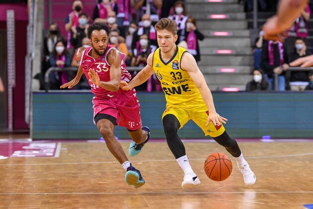 easyCredit BBL, Telekom Baskets Bonn vs. EWE Baskets Oldenburg, 04.12.2021 Bennet Hundt (EWE Baskets Oldenburg, 33), Parker Jackson-Cartwright (Telekom Baskets Bonn, 33), easyCredit BBL, Telekom Baskets Bonn vs. EWE Baskets Oldenburg am 04.12.2021 im Telekom Dome Bonn, Bonn (Nordrhein-Westfalen) Copyright: xBEAUTIFULxSPORTS Mueller-Laschetx