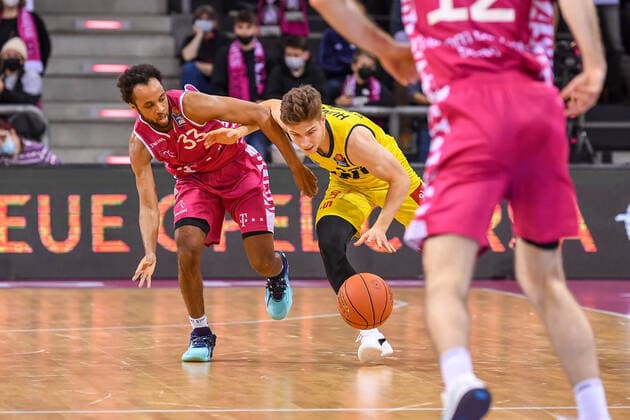 easyCredit BBL, Telekom Baskets Bonn vs. EWE Baskets Oldenburg, 04.12.2021 Bennet Hundt (EWE Baskets Oldenburg, 33), Parker Jackson-Cartwright (Telekom Baskets Bonn, 33), easyCredit BBL, Telekom Baskets Bonn vs. EWE Baskets Oldenburg am 04.12.2021 im Telekom Dome Bonn, Bonn (Nordrhein-Westfalen) Copyright: xBEAUTIFULxSPORTS Mueller-Laschetx