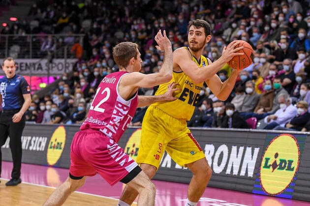 easyCredit BBL, Telekom Baskets Bonn vs. EWE Baskets Oldenburg, 04.12.2021 Sebastian Herrera (EWE Baskets Oldenburg, 7), Skyler Bowlin (Telekom Baskets Bonn, 12), easyCredit BBL, Telekom Baskets Bonn vs. EWE Baskets Oldenburg am 04.12.2021 im Telekom Dome Bonn, Bonn (Nordrhein-Westfalen) Copyright: xBEAUTIFULxSPORTS Mueller-Laschetx
