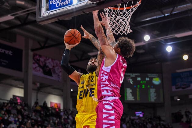 easyCredit BBL, Telekom Baskets Bonn vs. EWE Baskets Oldenburg, 04.12.2021 Martin Breunig (EWE Baskets Oldenburg, 12), Michael Kessens (Telekom Baskets Bonn, 6), easyCredit BBL, Telekom Baskets Bonn vs. EWE Baskets Oldenburg am 04.12.2021 im Telekom Dome Bonn, Bonn (Nordrhein-Westfalen) Copyright: xBEAUTIFULxSPORTS Mueller-Laschetx
