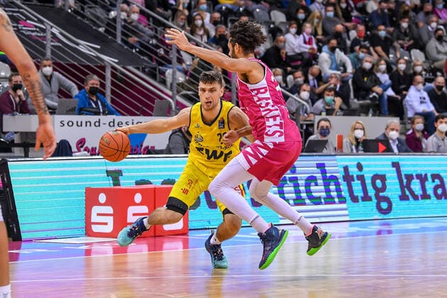 easyCredit BBL, Telekom Baskets Bonn vs. EWE Baskets Oldenburg, 04.12.2021 Michal Michalak (EWE Baskets Oldenburg, 20), Jeremy Morgan (Telekom Baskets Bonn, 20), easyCredit BBL, Telekom Baskets Bonn vs. EWE Baskets Oldenburg am 04.12.2021 im Telekom Dome Bonn, Bonn (Nordrhein-Westfalen) Copyright: xBEAUTIFULxSPORTS Mueller-Laschetx