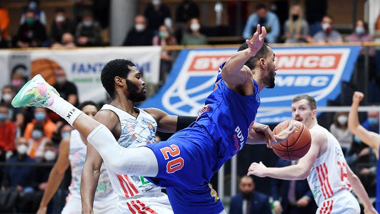 Basketball, 1. Bundesliga, Saison 2021 2022, 9. Spieltag, SYNTAINICS MBC (Mitteldeutscher Basketball Club Weissenfels) vs. FC Bayern Muenchen Basketball (04.12.2021) Jamel Morris (Guard MBC Weissenfels, Rueckennummer 20) am Ball im Spiel Weißenfels gegen FC Bayern München Basketball (04.12.2021) Weißenfels Sachsen-Anhalt Deutschland Stadthalle Weißenfels