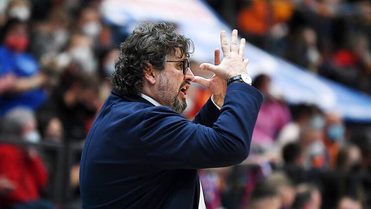 Basketball, 1. Bundesliga, Saison 2021 2022, 9. Spieltag, SYNTAINICS MBC (Mitteldeutscher Basketball Club Weissenfels) vs. FC Bayern Muenchen Basketball (04.12.2021) Andrea Trinchieri (Head Coach Bayern Muenchen) gestikuliert beim Spiel Weißenfels gegen FC Bayern München Basketball (04.12.2021) Weißenfels Sachsen-Anhalt Deutschland Stadthalle Weißenfels