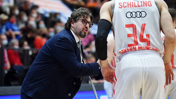 Basketball, 1. Bundesliga, Saison 2021 2022, 9. Spieltag, SYNTAINICS MBC (Mitteldeutscher Basketball Club Weissenfels) vs. FC Bayern Muenchen Basketball (04.12.2021) Andrea Trinchieri (Head Coach Bayern Muenchen) gestikuliert beim Spiel Weißenfels gegen FC Bayern München Basketball (04.12.2021) Weißenfels Sachsen-Anhalt Deutschland Stadthalle Weißenfels