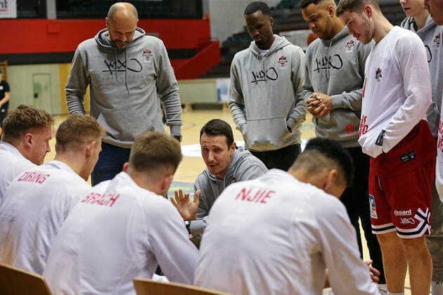 04.12.2021, xovx, Basketball 2. Bundesliga Pro B, Gießen 46ers Rackelos - White Wings Hanau Trainer Patrick Unger (Gießen 46ers Rackelos) mit Anweisungen an sein Team. Gießen Sporthalle Ost Hessen Deutschland (DE)