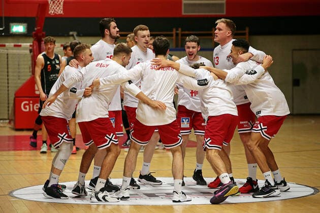 04.12.2021, xovx, Basketball 2. Bundesliga Pro B, Gießen 46ers Rackelos - White Wings Hanau Die Spieler der Gießen 46ers Rackelos schwören sich ein. Gießen Sporthalle Ost Hessen Deutschland (DE)