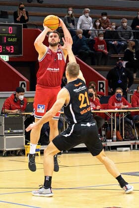 04.12.2021, xovx, Basketball 2. Bundesliga Pro B, Gießen 46ers Rackelos - White Wings Hanau v.l. Tim Uhlemann (Gießen 46ers Rackelos), Victor Demetrio (White Wings Hanau) Gießen Sporthalle Ost Hessen Deutschland (DE)