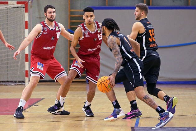 04.12.2021, xovx, Basketball 2. Bundesliga Pro B, Gießen 46ers Rackelos - White Wings Hanau v.l. Tim Uhlemann (Gießen 46ers Rackelos), Robin Njie (Gießen 46ers Rackelos), Dewrell Tisdale (White Wings Hanau)Matthias Fichtner (White Wings Hanau) Gießen Sporthalle Ost Hessen Deutschland (DE)