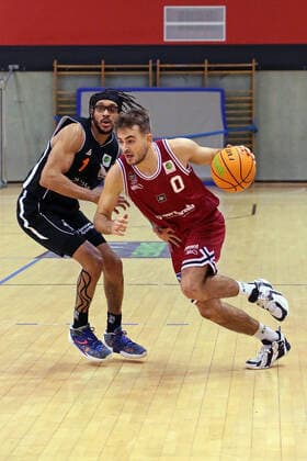 04.12.2021, xovx, Basketball 2. Bundesliga Pro B, Gießen 46ers Rackelos - White Wings Hanau v.l. Dewrell Tisdale (White Wings Hanau), Sebastian Brach (Gießen 46ers Rackelos) Gießen Sporthalle Ost Hessen Deutschland (DE)
