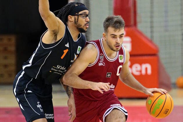 04.12.2021, xovx, Basketball 2. Bundesliga Pro B, Gießen 46ers Rackelos - White Wings Hanau v.l. Dewrell Tisdale (White Wings Hanau), Sebastian Brach (Gießen 46ers Rackelos) Gießen Sporthalle Ost Hessen Deutschland (DE)