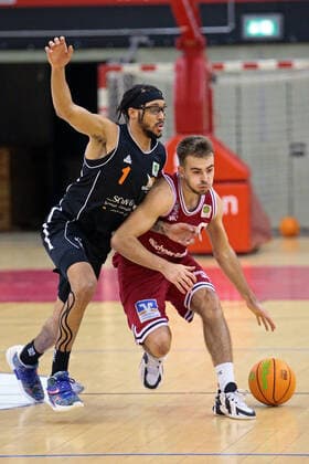 04.12.2021, xovx, Basketball 2. Bundesliga Pro B, Gießen 46ers Rackelos - White Wings Hanau v.l. Dewrell Tisdale (White Wings Hanau), Sebastian Brach (Gießen 46ers Rackelos) Gießen Sporthalle Ost Hessen Deutschland (DE)