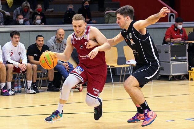 04.12.2021, xovx, Basketball 2. Bundesliga Pro B, Gießen 46ers Rackelos - White Wings Hanau v.l. Viktor Ziring (Gießen 46ers Rackelos), Philip Hecker (White Wings Hanau) Gießen Sporthalle Ost Hessen Deutschland (DE)