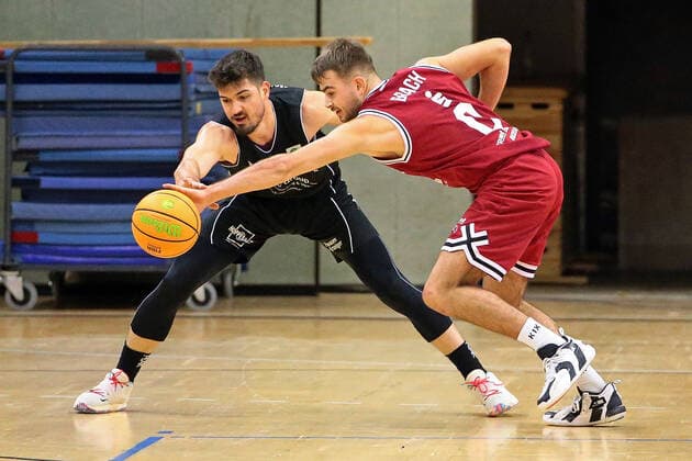 04.12.2021, xovx, Basketball 2. Bundesliga Pro B, Gießen 46ers Rackelos - White Wings Hanau v.l. Philip Hecker (White Wings Hanau), Sebastian Brach (Gießen 46ers Rackelos) Gießen Sporthalle Ost Hessen Deutschland (DE)
