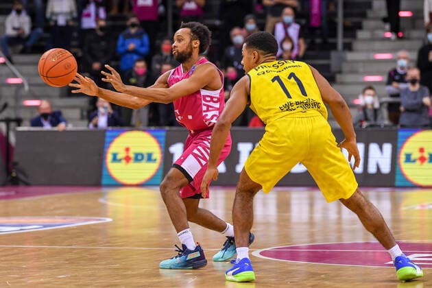 easyCredit BBL, Telekom Baskets Bonn vs. EWE Baskets Oldenburg, 04.12.2021 Parker Jackson-Cartwright (Telekom Baskets Bonn, 33), Phil Pressey (EWE Baskets Oldenburg, 11), easyCredit BBL, Telekom Baskets Bonn vs. EWE Baskets Oldenburg am 04.12.2021 im Telekom Dome Bonn, Bonn (Nordrhein-Westfalen) Copyright: xBEAUTIFULxSPORTS Mueller-Laschetx