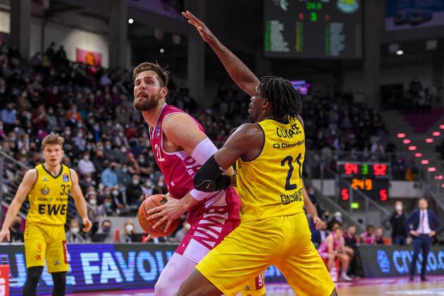 easyCredit BBL, Telekom Baskets Bonn vs. EWE Baskets Oldenburg, 04.12.2021 Leon Kratzer (Telekom Baskets Bonn, 21), Tai Odiase (EWE Baskets Oldenburg, 21), easyCredit BBL, Telekom Baskets Bonn vs. EWE Baskets Oldenburg am 04.12.2021 im Telekom Dome Bonn, Bonn (Nordrhein-Westfalen) Copyright: xBEAUTIFULxSPORTS Mueller-Laschetx