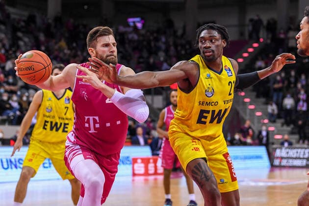 easyCredit BBL, Telekom Baskets Bonn vs. EWE Baskets Oldenburg, 04.12.2021 Leon Kratzer (Telekom Baskets Bonn, 21), Tai Odiase (EWE Baskets Oldenburg, 21), easyCredit BBL, Telekom Baskets Bonn vs. EWE Baskets Oldenburg am 04.12.2021 im Telekom Dome Bonn, Bonn (Nordrhein-Westfalen) Copyright: xBEAUTIFULxSPORTS Mueller-Laschetx