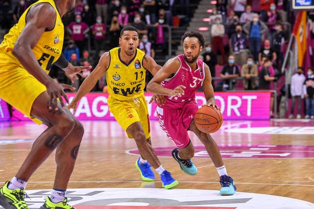 easyCredit BBL, Telekom Baskets Bonn vs. EWE Baskets Oldenburg, 04.12.2021 Parker Jackson-Cartwright (Telekom Baskets Bonn, 33), Phil Pressey (EWE Baskets Oldenburg, 11), easyCredit BBL, Telekom Baskets Bonn vs. EWE Baskets Oldenburg am 04.12.2021 im Telekom Dome Bonn, Bonn (Nordrhein-Westfalen) Copyright: xBEAUTIFULxSPORTS Mueller-Laschetx