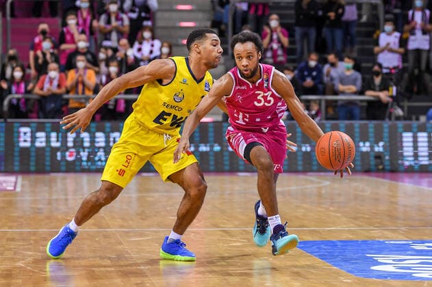 easyCredit BBL, Telekom Baskets Bonn vs. EWE Baskets Oldenburg, 04.12.2021 Parker Jackson-Cartwright (Telekom Baskets Bonn, 33), Phil Pressey (EWE Baskets Oldenburg, 11), easyCredit BBL, Telekom Baskets Bonn vs. EWE Baskets Oldenburg am 04.12.2021 im Telekom Dome Bonn, Bonn (Nordrhein-Westfalen) Copyright: xBEAUTIFULxSPORTS Mueller-Laschetx