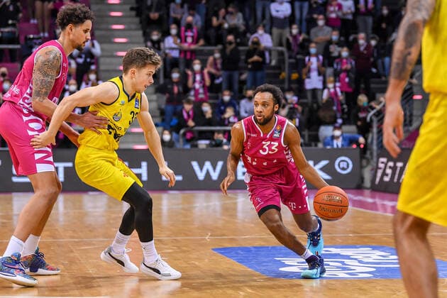 easyCredit BBL, Telekom Baskets Bonn vs. EWE Baskets Oldenburg, 04.12.2021 Parker Jackson-Cartwright (Telekom Baskets Bonn, 33), Bennet Hundt (EWE Baskets Oldenburg, 33), Michael Kessens (Telekom Baskets Bonn, 6), easyCredit BBL, Telekom Baskets Bonn vs. EWE Baskets Oldenburg am 04.12.2021 im Telekom Dome Bonn, Bonn (Nordrhein-Westfalen) Copyright: xBEAUTIFULxSPORTS Mueller-Laschetx