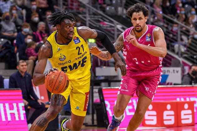 easyCredit BBL, Telekom Baskets Bonn vs. EWE Baskets Oldenburg, 04.12.2021 Tai Odiase (EWE Baskets Oldenburg, 21), Justin Gorham (Telekom Baskets Bonn, 4), easyCredit BBL, Telekom Baskets Bonn vs. EWE Baskets Oldenburg am 04.12.2021 im Telekom Dome Bonn, Bonn (Nordrhein-Westfalen) Copyright: xBEAUTIFULxSPORTS Mueller-Laschetx