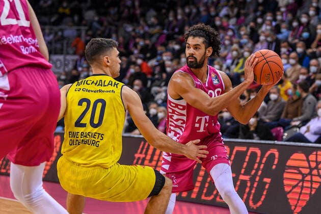 easyCredit BBL, Telekom Baskets Bonn vs. EWE Baskets Oldenburg, 04.12.2021 Jeremy Morgan (Telekom Baskets Bonn, 20), Michal Michalak (EWE Baskets Oldenburg, 20), easyCredit BBL, Telekom Baskets Bonn vs. EWE Baskets Oldenburg am 04.12.2021 im Telekom Dome Bonn, Bonn (Nordrhein-Westfalen) Copyright: xBEAUTIFULxSPORTS Mueller-Laschetx