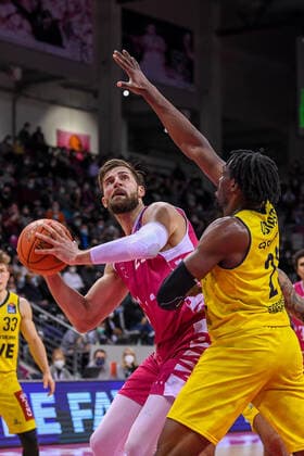 easyCredit BBL, Telekom Baskets Bonn vs. EWE Baskets Oldenburg, 04.12.2021 Leon Kratzer (Telekom Baskets Bonn, 21), Tai Odiase (EWE Baskets Oldenburg, 21), easyCredit BBL, Telekom Baskets Bonn vs. EWE Baskets Oldenburg am 04.12.2021 im Telekom Dome Bonn, Bonn (Nordrhein-Westfalen) Copyright: xBEAUTIFULxSPORTS Mueller-Laschetx