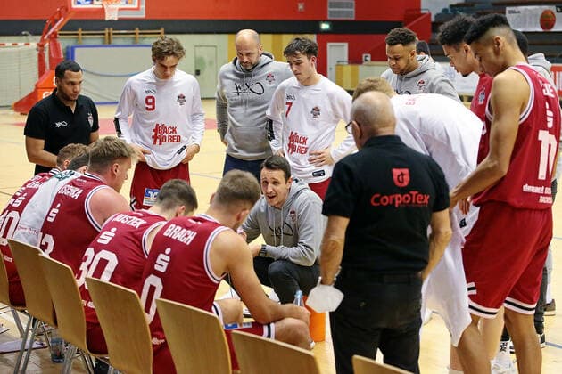 04.12.2021, xovx, Basketball 2. Bundesliga Pro B, Gießen 46ers Rackelos - White Wings Hanau Anweeisungen von Trainer Patrick Unger (Gießen 46ers Rackelos, mitte) an sein Team. Gießen Sporthalle Ost Hessen Deutschland (DE)