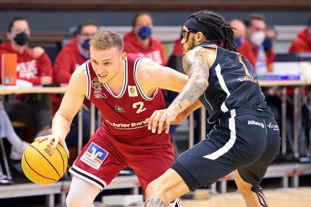 04.12.2021, xovx, Basketball 2. Bundesliga Pro B, Gießen 46ers Rackelos - White Wings Hanau v.l. Viktor Ziring (Gießen 46ers Rackelos), Dewrell Tisdale (White Wings Hanau) Gießen Sporthalle Ost Hessen Deutschland (DE)