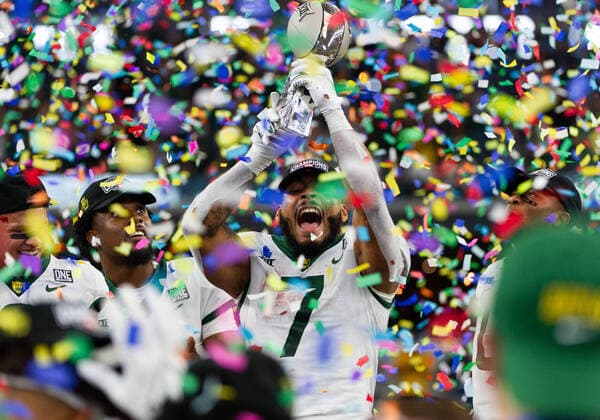 Sport Themen der Woche KW48 December 4 2021: Baylor Bears running back Abram Smith (7) holds up the championship trophy at the end NCAA, College League, USA Football game between the Baylor Bears and Oklahoma State Cowboys at AT&T Stadium in Arlington, Texas. CSM Arlington US - ZUMAc04_ 20211204_zaf_c04_033 Copyright: xMatthewxLynchx