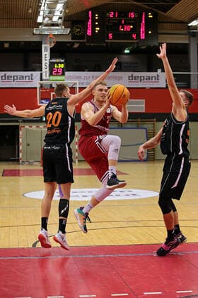 04.12.2021, xovx, Basketball 2. Bundesliga Pro B, Gießen 46ers Rackelos - White Wings Hanau v.l. Philipp Walz (White Wings Hanau), Viktor Ziring (Gießen 46ers Rackelos), Matthias Fichtner (White Wings Hanau) Gießen Sporthalle Ost Hessen Deutschland (DE)