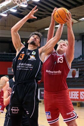04.12.2021, xovx, Basketball 2. Bundesliga Pro B, Gießen 46ers Rackelos - White Wings Hanau v.l. Stefan Vasovic (White Wings Hanau), Johannes Lischka (Gießen 46ers Rackelos) Gießen Sporthalle Ost Hessen Deutschland (DE)