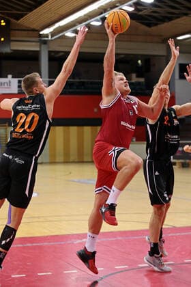 04.12.2021, xovx, Basketball 2. Bundesliga Pro B, Gießen 46ers Rackelos - White Wings Hanau v.l. Philipp Walz (White Wings Hanau), Johannes Lischka (Gießen 46ers Rackelos), Victor Demetrio (White Wings Hanau) Gießen Sporthalle Ost Hessen Deutschland (DE)