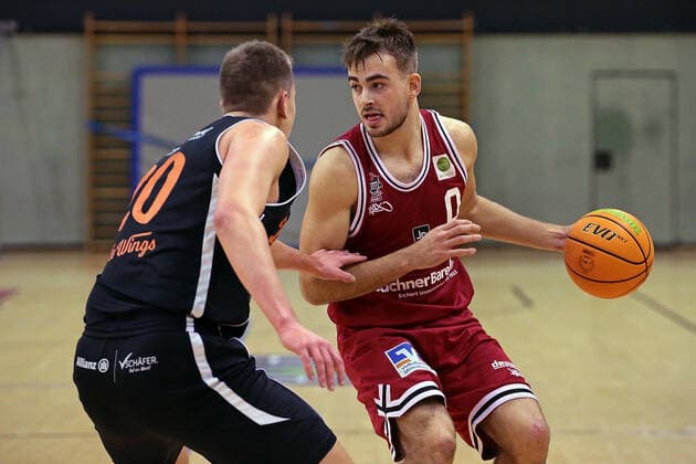 04.12.2021, xovx, Basketball 2. Bundesliga Pro B, Gießen 46ers Rackelos - White Wings Hanau v.l. Philipp Walz (White Wings Hanau), Sebastian Brach (Gießen 46ers Rackelos) Gießen Sporthalle Ost Hessen Deutschland (DE)