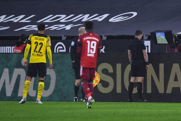 Fußball 1. Bundesliga 14. Spieltag Borussia Dortmund - FC Bayern München am 04.12.2021 im Signal Iduna Park in Dortmund FIFA-Schiedsrichter Felix Zwayer beim Video Assist Videobeweis VAR, rechts Jude Bellingham ( Dortmund ), links DFL regulations prohibit any use of photographs as image sequences and or quasi-video.